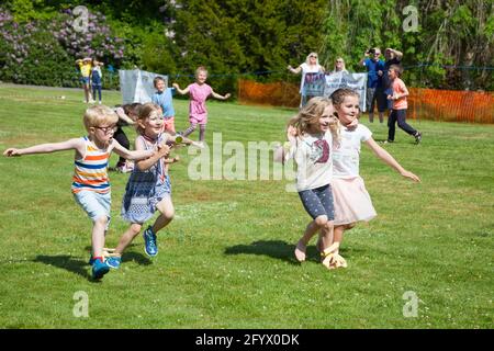 Gara a tre zampe per gli sport per bambini al Rhu Gala, Argyll, Scozia Foto Stock