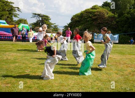 Gara di sacco per bambini al Rhu Gala, Argyll, Scozia Foto Stock