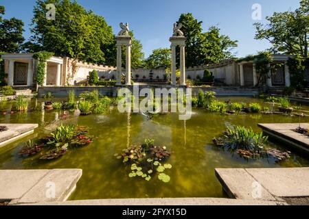 Yonkers, NY - USA - 27 maggio 2021: Una vista della piscina dell'anfiteatro del giardino di Untermyer, una grande piscina riflettente punteggiata da gigli d'acqua tropicali e due fa Foto Stock