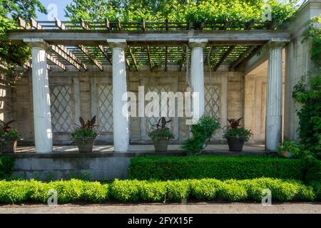 Yonkers, NY - USA - 27 maggio 2021: Una vista di una Loggia sulla parete nord del giardino murato, un giardino Paradiso ai Giardini Untermyer. Foto Stock