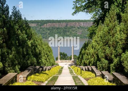 Yonkers, NY - USA - 27 maggio 2021: Una vista della vista, una lunga scala discendente culminante nel punto panoramico presso l'Untermyer Park and Gardens. Foto Stock