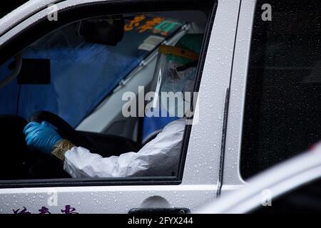 Taipei, Taiwan. 30 maggio 2021. Un personale medico che indossa un tuta protettiva vista in un'ambulanza presso un centro di quarantena.Center (CECC) ha messo pazienti con coronavirus con sintomi lievi nei centri di quarantena, come reparti di isolamento ospedale iniziano a raggiungere il loro limite a causa dell'aumento di casi COVID-19. (Foto di Annabelle Chih/SOPA Images/Sipa USA) Credit: Sipa USA/Alamy Live News Foto Stock
