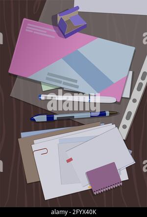 Busta, blocco note, calendario e lettere sul tavolo dell'ufficio. Foto Stock