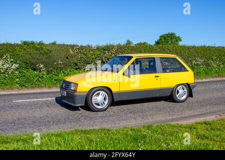 1983 80s 1980 giallo Vauxhall Nova SR; traffico veicolare, veicoli in movimento, automobili, veicoli che guidano su strade del Regno Unito, motori, automobili lungo il tragitto per Capesthorne Hall Classic May car show, Cheshire, Regno Unito Foto Stock