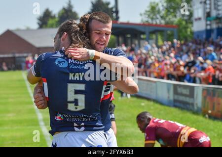 Wakefield, Inghilterra - 30 maggio 2021 - il Max Jowitt di Wakefield Trinity si congratula con il marcatore di prova Liam Kay durante il round 8 della Super League di Betfred della Rugby League contro i giganti di Wakefield Trinity contro Huddersfield allo stadio mobile Rocket, Wakefield, UK Dean Williams/Alamy Live News Foto Stock