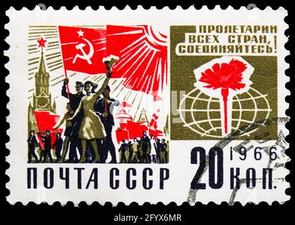 MOSCA, RUSSIA - 27 SETTEMBRE 2019: Francobollo stampato in Unione Sovietica (Russia) mostra la dimostrazione sulla Piazza Rossa a Mosca, Società e Technolog Foto Stock