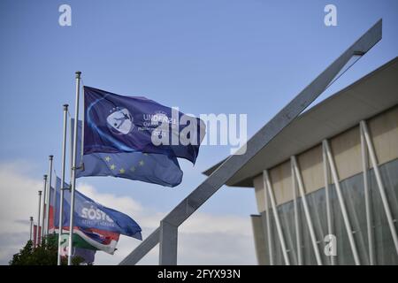 SZEKESFEHERVAR, Ungheria. 30 maggio 2021. Calcio: U-21 uomini, Campionato europeo, Quarterfinal, Danimarca - Germania, formazione Germania, Stadio Sostoi. La bandiera UEFA svanita nel vento fuori dallo stadio. Credit: Marton Monus/dpa/Alamy Live News Foto Stock