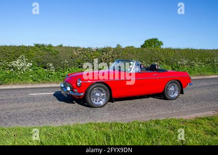 Anni '1968 60 MG C auto sportiva britannica; traffico veicolare, veicoli in movimento, auto, veicoli in movimento, guida su strade del Regno Unito, motori, motori in viaggio per la mostra di auto classiche di maggio di Capesthorne Hall, Cheshire, Regno Unito Foto Stock