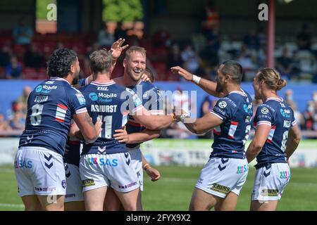 Wakefield, Inghilterra - 30 Maggio 2021 - i giocatori di Wakefield Trinity si congratulano con il giocatore di prova Joe Westerman di Wakefield Trinity durante il round 8 di Betfred Super League di Rugby League contro i giganti di Huddersfield allo stadio mobile Rocket, Wakefield, UK Dean Williams/Alamy Live News Foto Stock