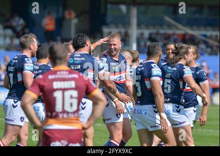 Wakefield, Inghilterra - 30 Maggio 2021 - i giocatori di Wakefield Trinity si congratulano con il giocatore di prova Joe Westerman di Wakefield Trinity durante il round 8 di Betfred Super League di Rugby League contro i giganti di Huddersfield allo stadio mobile Rocket, Wakefield, UK Dean Williams/Alamy Live News Foto Stock