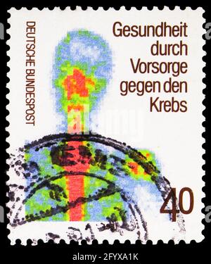MOSCA, RUSSIA - 27 SETTEMBRE 2019: Francobollo stampato in Germania mostra Scintigramma che mostra la distribuzione di isotopo radioattivo, prevenzione del cancro Foto Stock