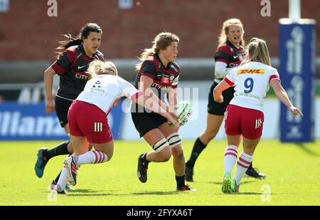 La Sophie de Goede di Saracens viene affrontata da Lauren Brooks di Harlequins (a sinistra) durante la finale di Allianz Premier 15s al Kingsholm Stadium di Gloucester. Data immagine: Domenica 30 maggio 2021. Foto Stock