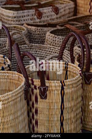 Esposizione artigianale del cestino di vimini nella medina della città marocchina di Essaouira, Nord Africa. Foto Stock