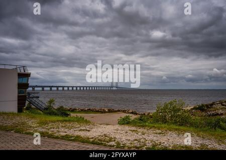 23 maggio 2021 - Malmo, Svezia: Un bel cielo drammatico sull'oceano. Il Sound Bridge sullo sfondo Foto Stock