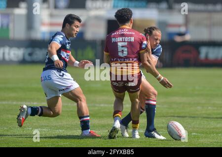 Wakefield, Inghilterra - 30 Maggio 2021 -Jacob Miller di Wakefield Trinity si scontra con Darnell McIntosh (5) di Huddersfield Giants durante il Rugby League Betfred Super League Round 8 Wakefield Trinity vs Huddersfield Giants al Mobile Rocket Stadium, Wakefield, UK Dean Williams/Alamy Live News Foto Stock