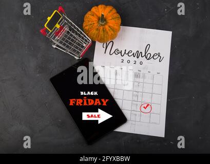 FOTO A TEMA BLACK FRIDAY, SU SFONDO SCURO Foto Stock