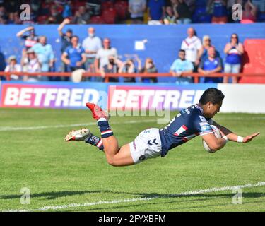 Wakefield, Inghilterra - 30 Maggio 2021 -il Mason Lino di Wakefield Trinity si tuffa per una prova durante il Rugby League Betfred Super League Round 8 Wakefield Trinity vs Huddersfield Giants al Mobile Rocket Stadium, Wakefield, UK Dean Williams/Alamy Live News Foto Stock