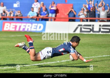 Wakefield, Inghilterra - 30 Maggio 2021 -il Mason Lino di Wakefield Trinity si tuffa per una prova durante il Rugby League Betfred Super League Round 8 Wakefield Trinity vs Huddersfield Giants al Mobile Rocket Stadium, Wakefield, UK Dean Williams/Alamy Live News Foto Stock