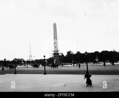 L'obelisco di Luxor in Place de la Concorde con la Torre Eiffel visibile in lontananza, Parigi, Francia, 1895. (Foto di Burton Holmes) Foto Stock