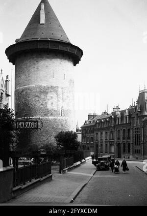 Vista esterna della Torre di Giovanna d'Arco, conosciuta anche come Tour Jeanne d'Arc e il Donjon de Rouen, Rouen, Francia, 1935. (Foto di Burton Holmes) Foto Stock