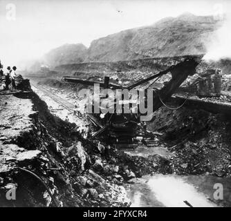 Una gigantesca pala a vapore al lavoro che costruisce il canale di Panama, Panama, 1912. (Foto di Burton Holmes) Foto Stock