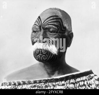 Ritratto di un uomo Maori con tatuaggi facciali tradizionali, Rotorua, Nuova Zelanda, 1917. (Foto di Burton Holmes) Foto Stock