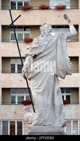 Statua e edificio di appartamenti di epoca comunista a Brno, in Czechia Foto Stock