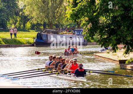 Cambridge University eights barca corsa fuori pratica sul fiume Cam, Cambridge, Regno Unito Foto Stock