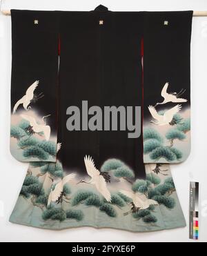 Furisode con pino e gru. Kimono formale a maniche lunghe per una giovane donna non sposata (furisodo), sul fondo delle maniche, davanti e dietro decorate con gru che volano sopra rami di pino. Seta crepe nera (Chirimen) con ornamento yuzen in bianco, verde, marrone, rosa e blu, con particolari ricamati degli uccelli. Rivestimento in seta rossa. Tre armi di famiglia (mon) di due sorgenti a freccia incrociate (yabane). Foto Stock