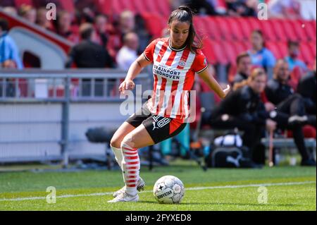 EINDHOVEN, OLANDA - 30 MAGGIO: Naomi Pattiwael di PSV Eindhoven controllava la palla durante la partita di calcio femminile tra PSV Eindhoven e FC Twente a Philips Stadion il 30 maggio 2021 a Eindhoven, Paesi Bassi (Foto di Joris Verwijst/Orange Pictures) Foto Stock