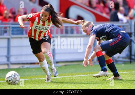 EINDHOVEN, OLANDA - MAGGIO 30: Naomi Pattiwael di PSV Eindhoven combatte per possesso con Sisca Folkertsma di FC Twente durante la partita di calcio femminile tra PSV Eindhoven e FC Twente a Philips Stadion il 30 maggio 2021 a Eindhoven, Paesi Bassi (Foto di Joris Verwijst/Orange) Foto Stock