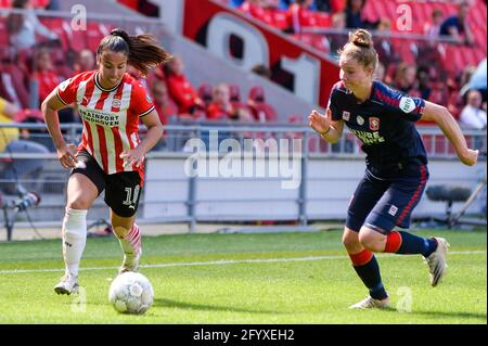 EINDHOVEN, OLANDA - MAGGIO 30: Naomi Pattiwael di PSV Eindhoven combatte per possesso con Sisca Folkertsma di FC Twente durante la partita di calcio femminile tra PSV Eindhoven e FC Twente a Philips Stadion il 30 maggio 2021 a Eindhoven, Paesi Bassi (Foto di Joris Verwijst/Orange) Foto Stock