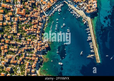 Vista sul drone su una Beach Bay. Vista aerea di una città costiera con tetti rossi vicino al porto di yacht. Vacanza estiva di lusso a Dubrovnik. Croazia. Foto Stock