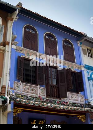 Esterno di colore blu della bottega cinese Peranakan Baba di Singapore, ora un museo. Foto Stock