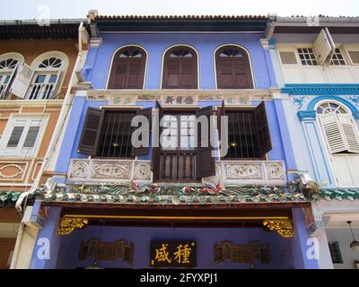 Esterno di colore blu della bottega cinese Peranakan Baba di Singapore, ora un museo. Foto Stock