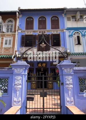 Esterno di colore blu della bottega cinese Peranakan Baba di Singapore, ora un museo. Foto Stock