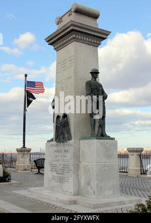 World War One Memorial, situato all'Hamilton Park, affacciato sul fiume Hudson, Weehawken, NJ, USA Foto Stock