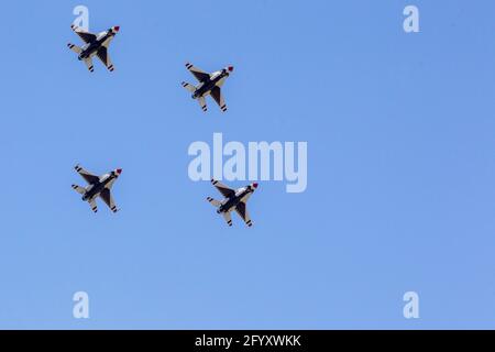 La USAF Air Demonstration Squadron Thunderbirds si esibisce a Colorado Springs sulla United States Air Force Academy. Foto Stock