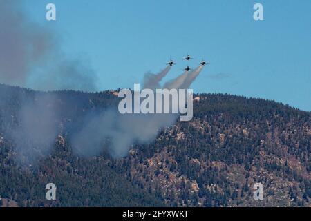 La USAF Air Demonstration Squadron Thunderbirds si esibisce a Colorado Springs sulla United States Air Force Academy. Foto Stock