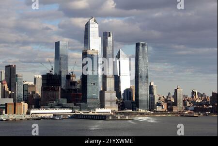 Manhattan West Side Waterfront, grattacieli dell'Hudson Yard, vista sul fiume Hudson, New York, NY, USA Foto Stock