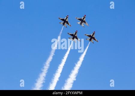 La USAF Air Demonstration Squadron Thunderbirds si esibisce a Colorado Springs sulla United States Air Force Academy. Foto Stock