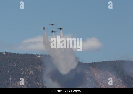 La USAF Air Demonstration Squadron Thunderbirds si esibisce a Colorado Springs sulla United States Air Force Academy. Foto Stock