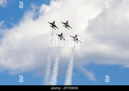 La USAF Air Demonstration Squadron Thunderbirds si esibisce a Colorado Springs sulla United States Air Force Academy. Foto Stock