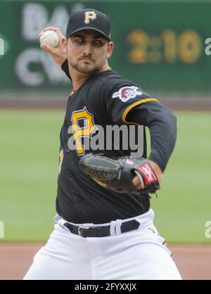 Pittsburgh, Stati Uniti. 30 maggio 2021. Pittsburgh Pirates Passer Chase De Jong (37) lancia il primo assalimento contro Colorado Rockies al PNC Park domenica 30 maggio 2021 a Pittsburgh. Foto di Archie Carpenter/UPI Credit: UPI/Alamy Live News Foto Stock