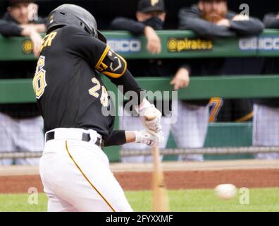 Pittsburgh, Stati Uniti. 30 maggio 2021. Il secondo baseman di Pittsburgh Pirates Adam Frazier (26) raddoppia il punteggio dei Pirati Ka'ai Tom nel terzo assalimento contro Colorado Rockies al PNC Park domenica 30 maggio 2021 a Pittsburgh. Foto di Archie Carpenter/UPI Credit: UPI/Alamy Live News Foto Stock