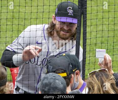 Pittsburgh, Stati Uniti. 30 maggio 2021. Colorado Rockies shortstop Brendan Rodgers (7) firma autografi prima dell'inizio della partita contro Pittsburgh Pirates al PNC Park domenica 30 maggio 2021 a Pittsburgh. Foto di Archie Carpenter/UPI Credit: UPI/Alamy Live News Foto Stock