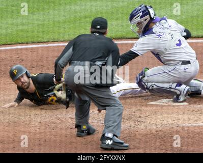 Pittsburgh, Stati Uniti. 30 maggio 2021. Pittsburgh Pirates primo baseman Will Craig (38) è sicuro a casa come si tocca a casa sotto il tag del Catcher Colorado Rockies Dom Nunez (3 ) nel quarto inning al PNC Park Domenica 30 maggio 2021 a Pittsburgh. Foto di Archie Carpenter/UPI Credit: UPI/Alamy Live News Foto Stock