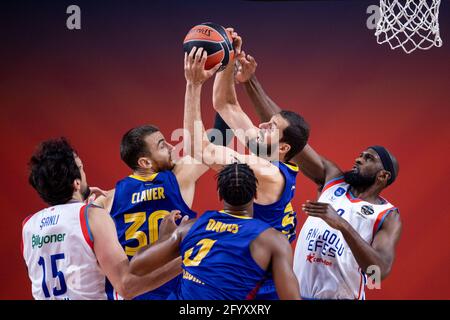 Colonia, Germania. 30 maggio 2021. Pallacanestro: Eurolega, finale quattro, finale, Anadolu Efes Istanbul - FC Barcellona. I giocatori di Barcellona e Istanbul lottano per la palla. Credit: Marius Becker/dpa/Alamy Live News Foto Stock