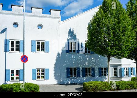 Vista su una bella casa vecchia nella città di Erding, nell'area metropolitana di Monaco. Foto Stock