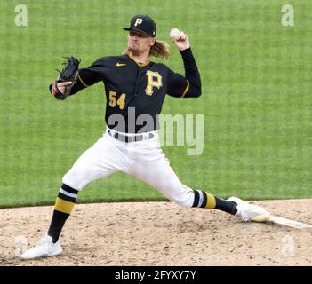 Pittsburgh, Stati Uniti. 30 maggio 2021. Il lanciatore di soccorso dei pirati di Pittsburgh Sam Howard (54) lancia il sesto inning contro le Colorado Rockies al PNC Park domenica 30 maggio 2021 a Pittsburgh. Foto di Archie Carpenter/UPI Credit: UPI/Alamy Live News Foto Stock